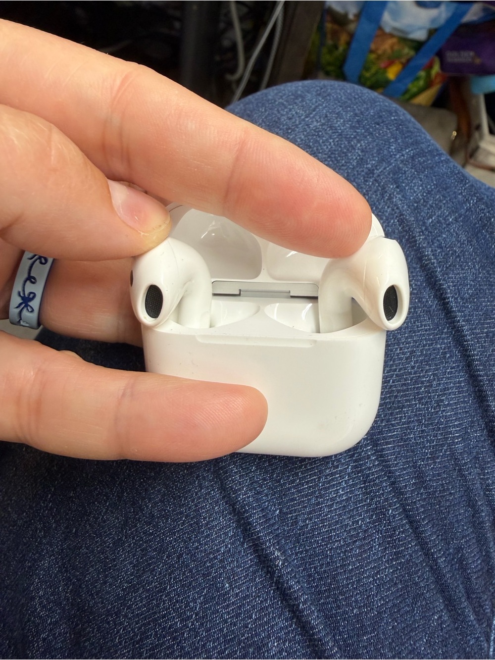 Apple AirPods 4 w Active Noise Cancellation & True Wireless, White